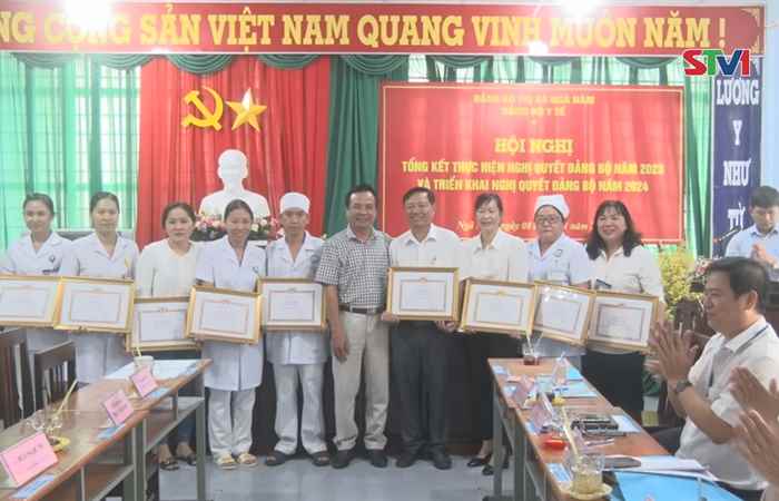Ngã Năm: Đảng bộ Trung tâm Y tế thị xã tổng kết năm 2023



